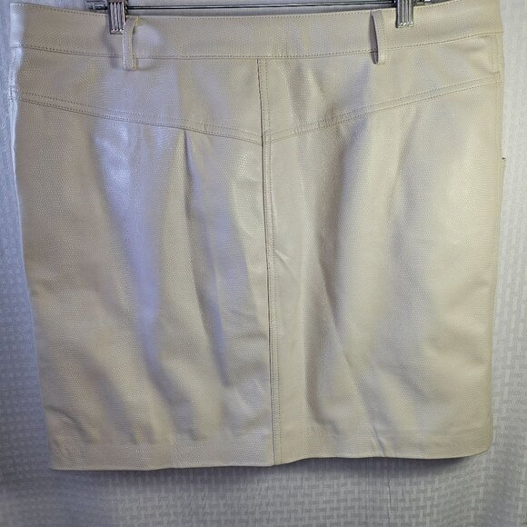 H&M Faux Leather reptile Textured skirt with pockets Cream Size 18 - Picture 2 of 4